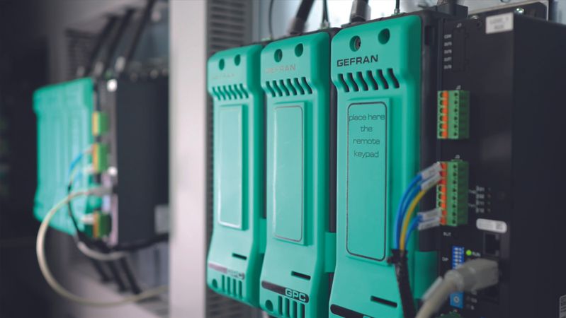 Mit dem GPC in der 3-phasigen Ausführung von Gefran lassen sich die Prozessdaten der Extrusionsanlage von OMAV in eine übergeordnete Steuerung übergeben.(Bild:  Gefran / OMAV)