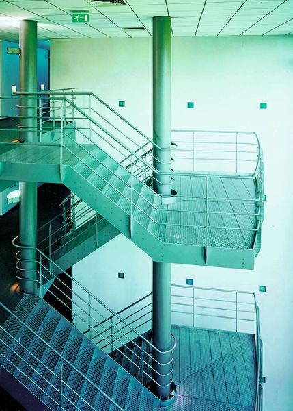 Bild 2: Um Mitarbeiter im Notfall zu schützen, ist eine gut gewartete Sicherheitsbeleuchtung für fast alle Industriebetriebe ein Muss. Bild: licht.de (Archiv: Vogel Business Media)