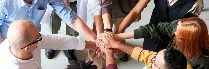 Teamwork makes the dream work: Die klassische Trennung in Abteilungen Marketing und Vertrieb ist einfach nicht mehr zeitgemäß. Teamwork makes the dream work: Die klassische Trennung in Abteilungen Marketing und Vertrieb ist einfach nicht mehr zeitgemäß.