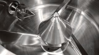 Mischwerkzeug des Diosna P1250, pneumatisch angehoben zur Inspektion der Wellendichtung

 (Bild: Losan, Diosna)