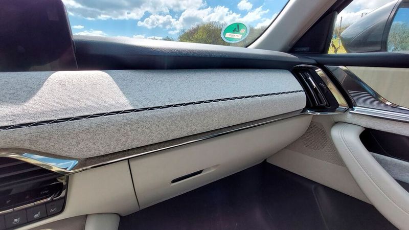 10. Die Verarbeitung: Hier verdient Mazda eine Eins mit Sternchen. Die Designer haben den Innenraum mit sehr viel Liebe zum Detail gestaltet. Das beste Beispiel ist der Textilbezug auf dem Armaturenbrett mit den besonderen Nähten, die an japanische Kimonos erinnern sollen. Die Frage ist allerdings, wie der helle Innenraum in fünf Jahren aussieht. (Bild: Mauritz – VCG)