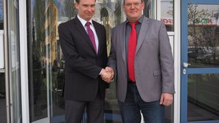 Jochen Wagner von MAW (l.) und Kurt Oebel von LNS Deutschland. MAW wird künftig als LNS-Handelsvertretung auftreten. (Bild: LNS)