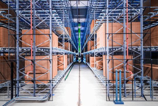 Das Hochregallager der Liebensteiner Kartonagewerk GmbH in Plößberg.(Bild:  Hörmann Intralogistics)