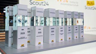 Die Trophäen des Markenmonitors 2025 – unter anderem BMW und Cupra konnten bei den Partnern im Handel punkten. (Bild: IfA)