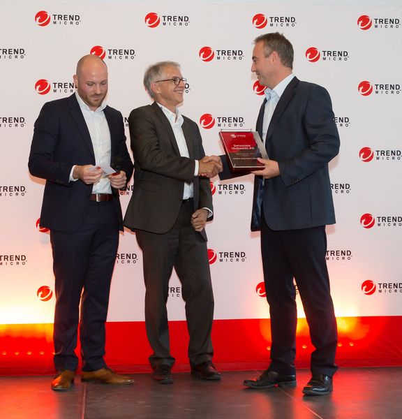 Bester Partner 2014 Schweiz “Cloud & Data Center Security”: Swisscom AG (Thomas Wipfli, Head of Operation & Support, Swisscom AG; Verliehen durch Dennis Eichkorn, Strategic Partner Business Manager, Trend Micro und Martin Ninnemann, Director Channel Sales, Trend Micro. (Bild: Trend Micro)