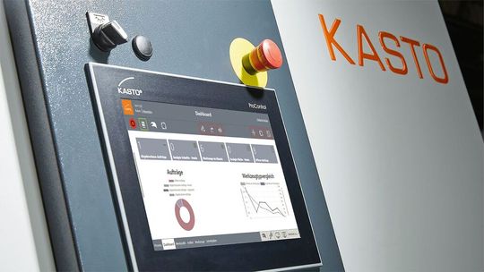 Übersichtlich: Auf einem klar strukturierten Dashboard zeigen die Steuerungen alle für einen Sägeauftrag relevanten Informationen, zum Beispiel Maschinenzustände, Haupt- und  Stillstandszeiten.  (Bild:  Kasto)