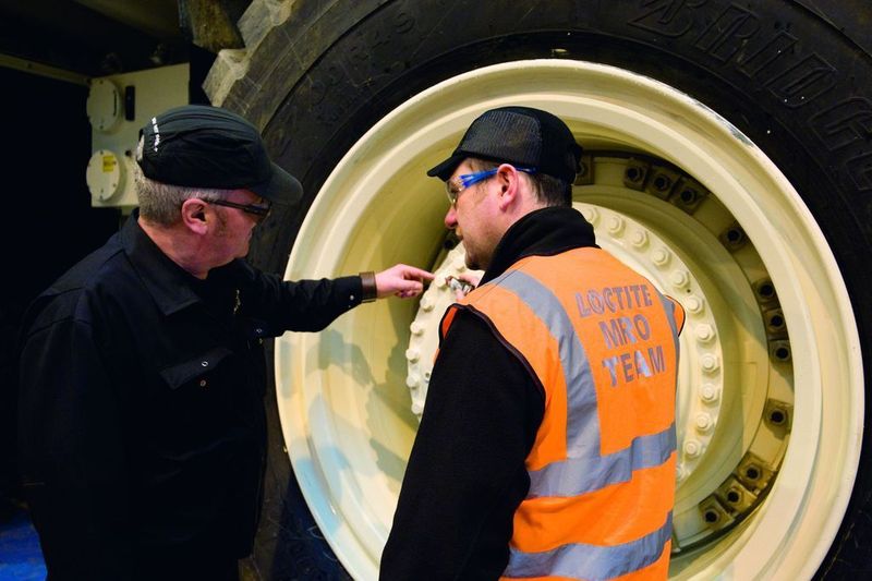 Die Reifen des gigantischen Schwerlastwagens sind so groß wie ein ausgewachsener Mann. Bild: Henkel (Archiv: Vogel Business Media)