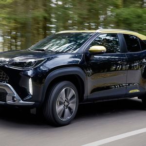 Mit seinen eckigen Radhausausschnitten könnte der Yaris Cross auch als kleiner RAV4 durchgehen.(Bild:  Toyota)