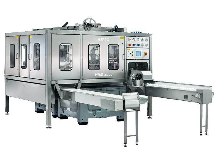 Die Industrie-Spargelschälmaschinen bieten bis zu 50 Prozent mehr Schälkapazität bei gleichem Personalaufwand. Mit den größten Maschinen können bis zu 10.000 Spargelstangen pro Stunde geschält werden. Das Arbeitsprinzip ähnelt einem 3 -Zylinder-Takt: drei Messerbalken mit je zwei Schällinien arbeiten um jeweils 120 Grad versetzt. Dadurch wird der Maschinenlauf ruhiger und runder. Einbesodneres Merkmal bei den großen und mittleren Maschinen ist ein Touchscreen-Bediengerät für eine noch komfortablere Bedienung der Maschine. (Hepro)