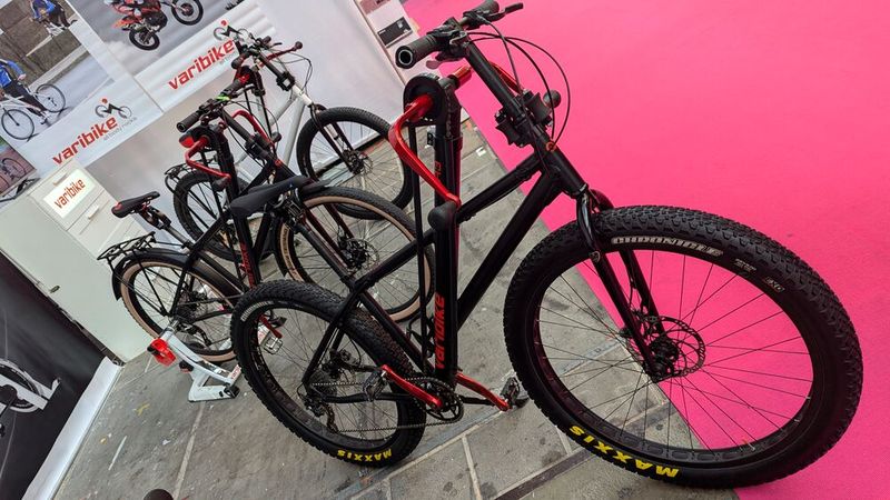 Sie sind der Meinung Radfahren beansprucht nur Ihre Beine und kaum/gar nicht Ihre Arme bzw. den Oberkörper? Kein Problem: Dann ist sicher dieses Varibike etwas für Sie, mit dem Sie das angeblich effektivste Ganzkörpertraining outdoor absolvieren können. (Bild: Dominsky – VCG)