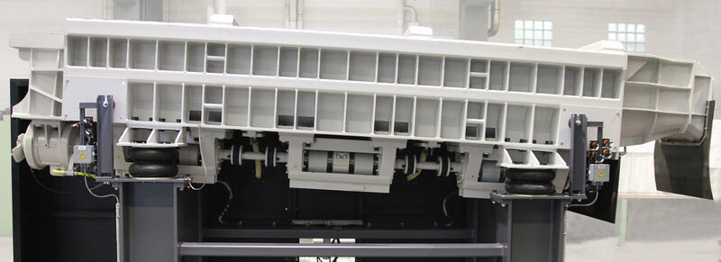 Um eine Beschädigung der schlagempfindlichen Gussteile bei der Separierung zu verhindern, wurde die Separierstation zweistufig mit minimierten Fallhöhen ausgeführt. Die integrierte Unterkornaussiebung ist mit einem stufenlos verstellbaren Stangensieb ausgestattet. (Rösler Oberflächentechnik)