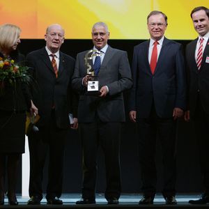 Prof. Dr. Johanna Wanka, Bundesministerin für Bildung und Forschung, Prof. Dr. Wolfgang Wahlster, Vorsitzender der Hermes Award-Jury, Hermes Award Gewinner Bosch Rexroth Dr.-Ing. Karl Tragl, Stephan Weil, Niedersächsischer Ministerpräsident, und Dr. Jochen Köckler, Mitglied des Vorstandes Deutsche Messe.