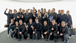 Auch wenn die Kameras aus sind, macht das Team von Auto Helbig ein fröhliches Gesicht. Denn sie fühlen sich in ihrem Unternehmen wohl, wie eine anonyme Befragung gezeigt hat. (Bild: Andreas Wihr)