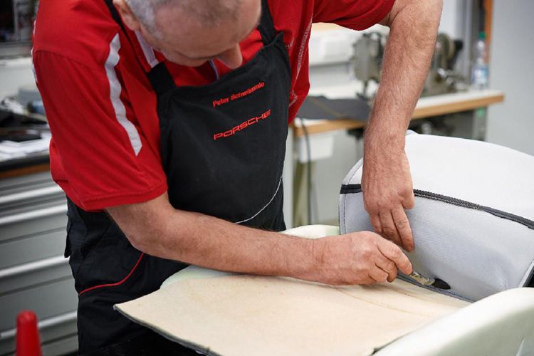 ... Sitze in Handarbeit.  (Bild: Porsche)