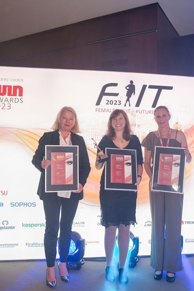 Die Gewinnerinnen aus dem Bereich »Women in eGovernment« | Kategorie »Team Leader«. Maren Glenewinkel (Silber), Sandra Selg (Gold) und Dr. Vanessa Greger (Platin). (Bild: www.hamann.photo)