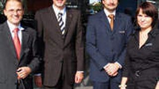 Karl Diehm, Geschäftsführer Autohaus Kunzmann (li.), Markus Gold, Medien- und Internetmanager (3.v.li.), und Marketingfachfrau Nathalie Dobler, (re.), überzeugte das Jurymitglied Manfred Seidel, Sales Director Classified Germany bei Autoscout24 (2.v.li.), voll und ganz.  (Foto: Richter)