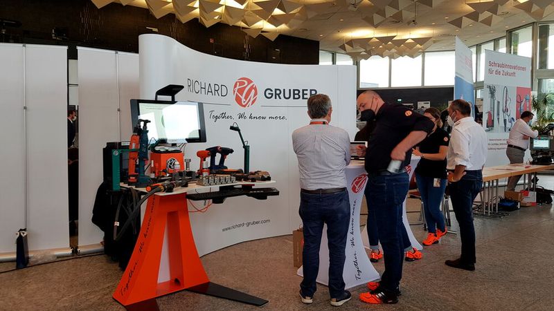 Die Firma Richard Gruber informierte über Schulungen auf Basis der Qualifizierungsrichtlinie VDI/VDE-MT 2637-1 für Mitarbeiter in der Schraubtechnik. (Bild: D.Quitter/VCG)