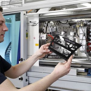 Die APC hilft dem Maschinenbediener beim Einrichten der Anlagen für den IML-Prozess dabei, seine Arbeit deutlich schneller zu schaffen.