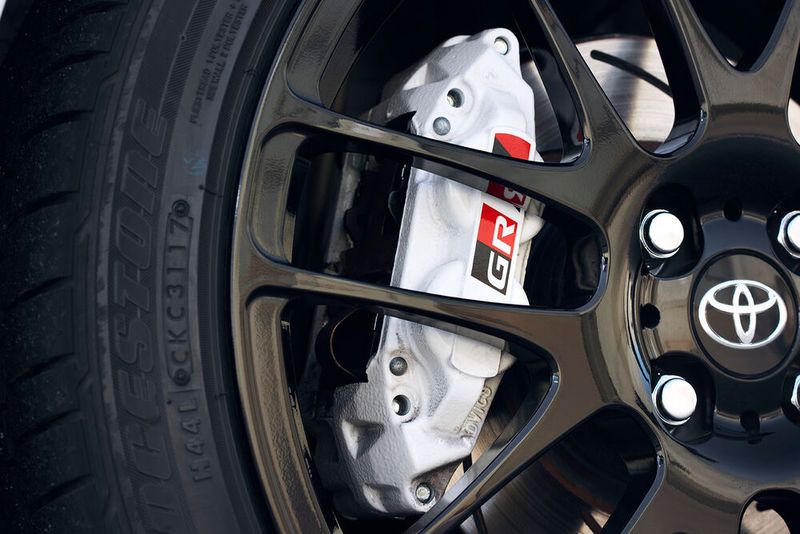 Dass ein Sportler ordentliche – und auch sichtbare – Bremsen braucht, versteht sich von selbst. (Bild: Toyota)
