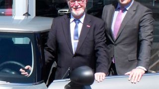 Unterstützen die Ausbildung: (v. li.) Obermeister Manfred Jansen (Kfz-Innung Bonn Rhein-Sieg) und Prokurist Frank Brabender (Autohaus Hakvoort). (Foto: Kfz-Innung)