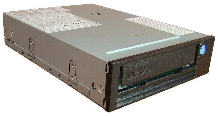 Auch das neue IBM LTO6 Tape Drive (hier halbe Bauhöhe) mit 6,25 TB Kapazität unterstützt LTFS. (IBM)