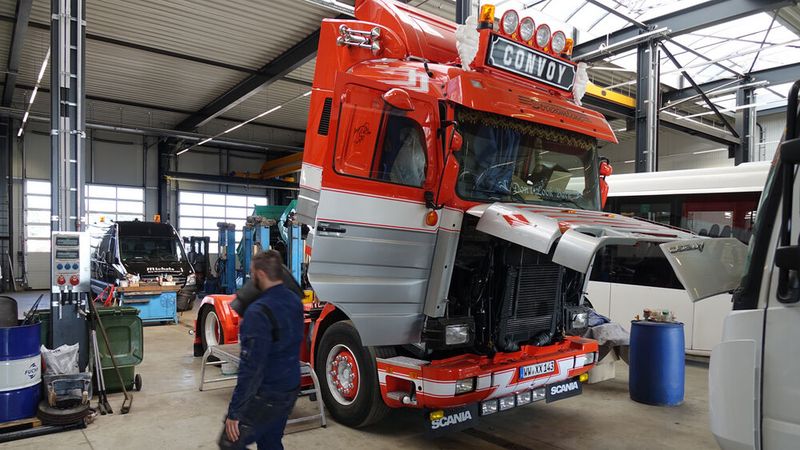 Bei Michels nimmt man sich gerne Zugmaschinen älteren Baujahrs an und macht sie wieder fit für die Straße. (Bild: Schreiner/»kfz-betrieb«)