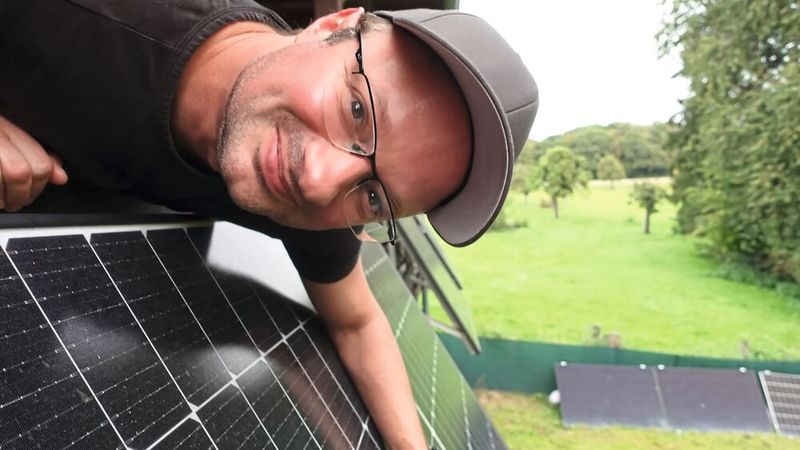 Der „Akkudoktor“:  Andreas Schmitz ist vielen vor allem aus seinem YouTube-Kanal bekannt. Anders als klassische Influencer setzt er jedoch nicht auf vereinfachte Versprechen, sondern auf nachvollziehbare Analysen. Im Mittelpunkt stehen Zahlen, Modelle und reale Anwendungsszenarien.(Bild:  Andreas Schmitz, c/o REACH OUT GmbH)