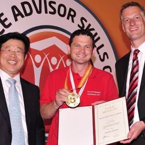 Jack Kim (li.), Geschäftsführer (CEO) von Kia Motors Deutschland, und Kristian Kremer (re.), Leiter Aftersales, gratulierten Michael Müller.