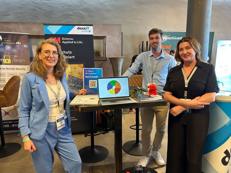 Das DexxIT-Team mit Michaela Schroll und Lars Fuchs war gemeinsam mit Agata Osuch (3M) dabei.  (Bild: Vogel IT-Medien)