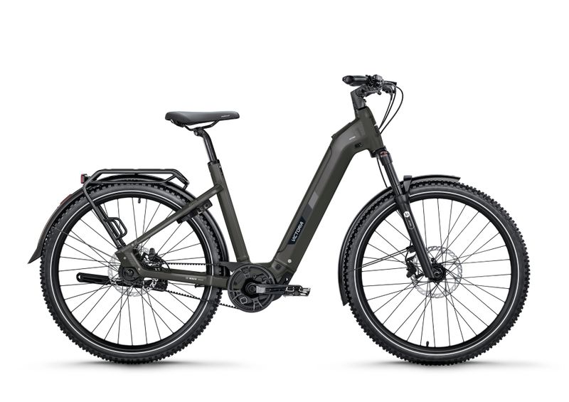 Hersteller Victoria hat sein Modell „Avyon 11“ mit dem Antrieb Performance Line CX und einem PowerTube-800-Akku, beides von Bosch, ausgestattet und bietet damit ein klassisches SUV-E-Bike. Sprich: Es eignet sich sowohl gut für lange Touren über Feld-, Wald- und Wiesenwege bis hin zu städtischen Pendelstrecken. Die Kombination aus 3x3-Nine-Getriebenabe und Gates-Riemen sorgt für einen wartungsarmen Antrieb und eine Übersetzungsbandbreite von 554 Prozent.  Traktion und zusätzlichen Komfort bieten die luftgefederte Federgabel mit 100 Millimetern Federweg und die absenkbare Federsattelstütze. Zur alltagstauglichen Ausstattung gehören zudem Schutzbleche, Rahmenschloss, Gepäckträger und eine Lichtanlage von Busch + Müller mit 100 Lux und Fernlichtfunktion. Erhältlich ist das Rad als Diamant- und Wave-Variante in vier Rahmengrößen in der Farbe „Onyx Grey Matt“. Der Preis liegt bei 5.999 Euro. (Bild: Victoria Bikes | pd-f)