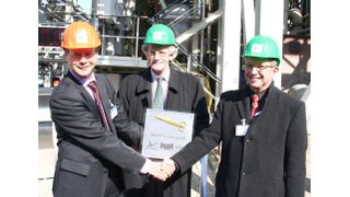 Feierten die gemeinsame erfolgreiche Projektarbeit für den Standort Ibbenbüren-Uffeln: Peter de Jong (Akzo Nobel-Werkleiter Ibbenbüren), Hans ten Haaf (Akzo Nobel Marketingleiter Salzsäure) und Thomas Pfisterer (Geschäftsführer Wibarco)  (Bild: Akzo Nobel)