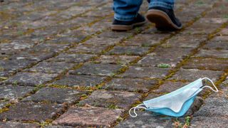 Ob am Arbeitsplatz weiterhin Masken getragen werden sollen, kann der Arbeitgeber nach eigener Beurteilung des Ansteckungsrisikos festlegen. (gemeinfrei)