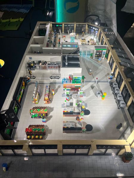 Es besteht aus 11.300 Original Lego-Steinen. Die digitale Planung dauerte 80 Stunden, der bisherige Aufbau bisher 40 Stunden. Insgesamt hat das Modell eine Fläche von 151cm x 75cm bei einem Gewicht von 11,2 kg. (© cm)