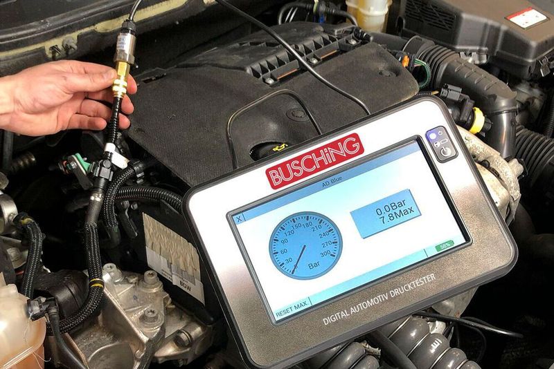 Die T-Abzweigadapter erlauben eine Kraftstoffniederdruckprüfung bei laufendem Motor. (Busching)