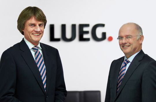 Nach Jahrzehnten im dezenten Blau des Herstellers Mercedes-Benz erscheint das neue Lueg-Logo künftig in einem warmen Rot-Ton. (Lueg)