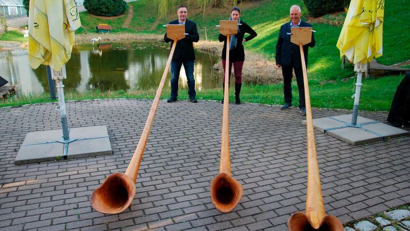 Alphörner gibt es auch in Thüringen – das Ständchen bildete den Auftakt zum Gala-Abend. (Bild: Wenz|»Fahrzeug+Karosserie«)