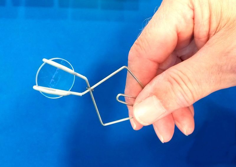 Fest eingespannt in ihrer Klammer kann jede Linse zu Prüf- und Montagezwecken aus dem Waschgestell herausgenommen und wieder hinein gestellt werden – so oft wie es im Rahmen von Produktion oder Qualitätssicherung nötig sein sollte. (LK Mechanik)