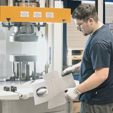 Mit der Investition in eine hydraulische, mit Ziehkissen ausgestattete Umformpresse stärkt die Hans Eberle AG ihre Ausrichtung als Komplettanbieter für Blechteile und Baugruppen aus Blech.   (Bild: SMM)