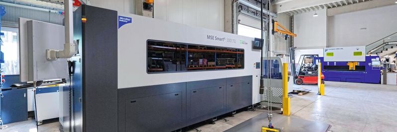 Bei der Schmid OG im Stubaital sind zwei Laseranlagen von Microstep Europa im Einsatz. Den MSF Compact nutzt das Unternehmen für Kleinteile mit bis zu 5 Millimetern Materialstärke, auf dem MSE Smart FL werden größere Bauteile mit höherer Materialstärke, insbesondere für die Lohnfertigung, geschnitten. (Bild:  Microstep)