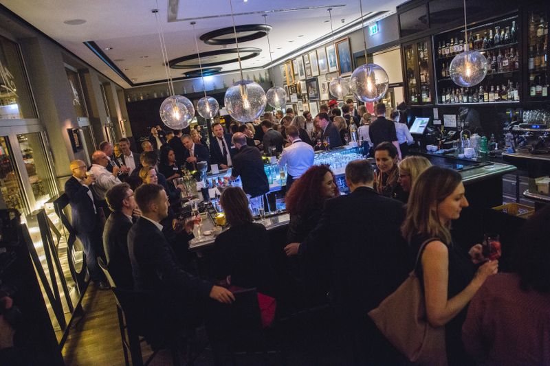 ... die bis zum (sehr) späten Abend die Bar gut gefüllt bleibt und die Gespräche launig sind. (artful rooms / Vogel IT-Medien GmbH)