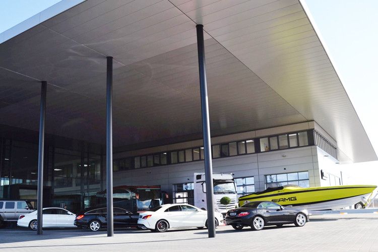 Schließlich sollen in einigen Tagen möglichst viele Kundenfahrzeuge unter diesem Dach vorfahren. (Foto: Michel)