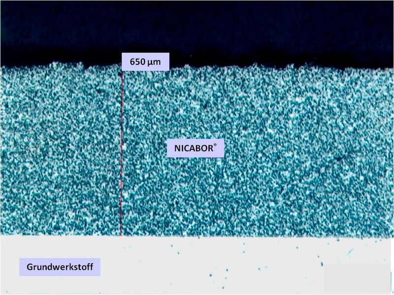 Das Schliffbild einer Nicabor-Beschichtung zeigt, wie die harten Borcarbidpartikel in der duktilen Nickelschicht enthalten sind. (Bild: MTV Metallveredlung)