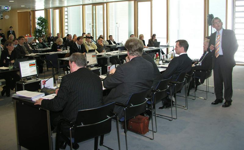 „Ein wichtiger Aspekt besteht darin, dass beim Anlagenfahren die Komfort-Zone verlassen wird und die Anlagen „härter am Wind“ gefahren werden.“ erläutert Dr. Norbert Kuschnerus (Leiter Process Management Technology, Bayer Technology Services, Leverkusen) den Bayer Climate Check. (Archiv: Vogel Business Media)