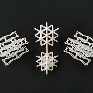 Die optimierten schockabsorbierenden Mikrostrukturen wurden vom 3D-Druck-Dienstleister Cirp mittels selektivem Lasersintern additiv gefertigt.(Bild:  Cirp)