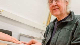 Hubert Dinse testet in einem Labor den Tastsinn von Probanden. (© RUB, Marquard)