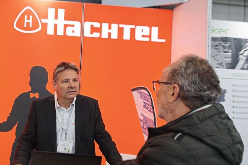 Fachkompetenz auf beiden Seiten: Die KPA ist eine Fachmesse, die wie hier am Stand von F. & G. Hachtel aus Aalen die Möglichkeit bietet, auch komplexe Projekte sehr konkret zu erörtern. (Bild: Maschinenmarkt)