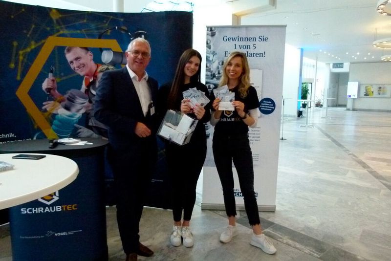 Auf der Messe wurden auch fünf Exemplare des Fachbuches 