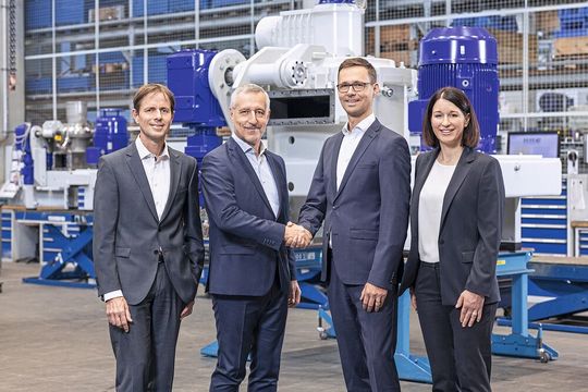 Der bisherige und der neue Vorstand der Hosokawa Alpine AG (v. l. n. r.): Jürgen Wilde, Dr. Antonio Fernández, Michael Kuhnen und Kathrin Dörle – die symbolische Staffelübergabe  markiert den Führungswechsel zum Jahresbeginn 2026.(Bild:  Hosokawa Alpine)