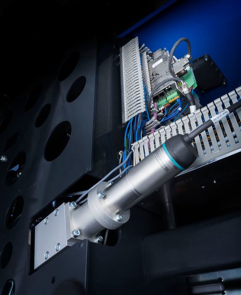 Der Servoregler Simco Drive in IP20 als dezentrale Steuerungseinheit und ein hochdynamischer drehmomentstarker Kleinantrieb der Baureihe Cyber Dynamic Line bilden die intelligent aufeinander abgestimmte Antriebslösung für das Klemmmodul im Beewatec-FTS. (Bild: Wittenstein)
