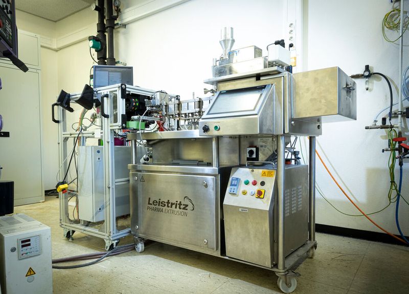 Das im Projekt HME 3D entwickelte System aus Drucktisch (links) und Extruder (rechts). (Bild: Heike Fischer/ TH Köln)